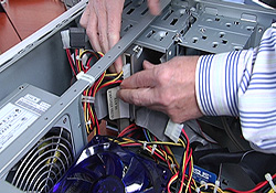 Een Dvd-writer of player vervangen - video tutorial | Computer video